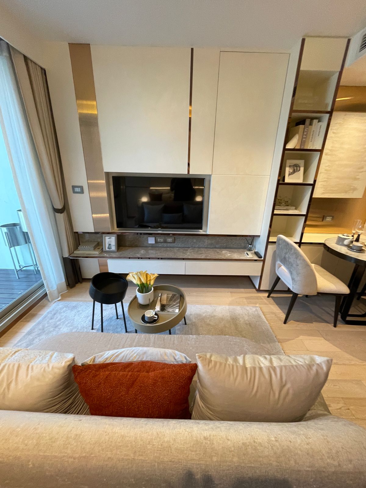 ขายคอนโดวิทยุ ชิดลม หลังสวน : ขาย Craft Ploenchit คอนโด Low Rise หรู ใกล้ BTS เพลินจิต (ซอยนายเลิศ) 1 ห้องนอน ระเบียงทิศใต้