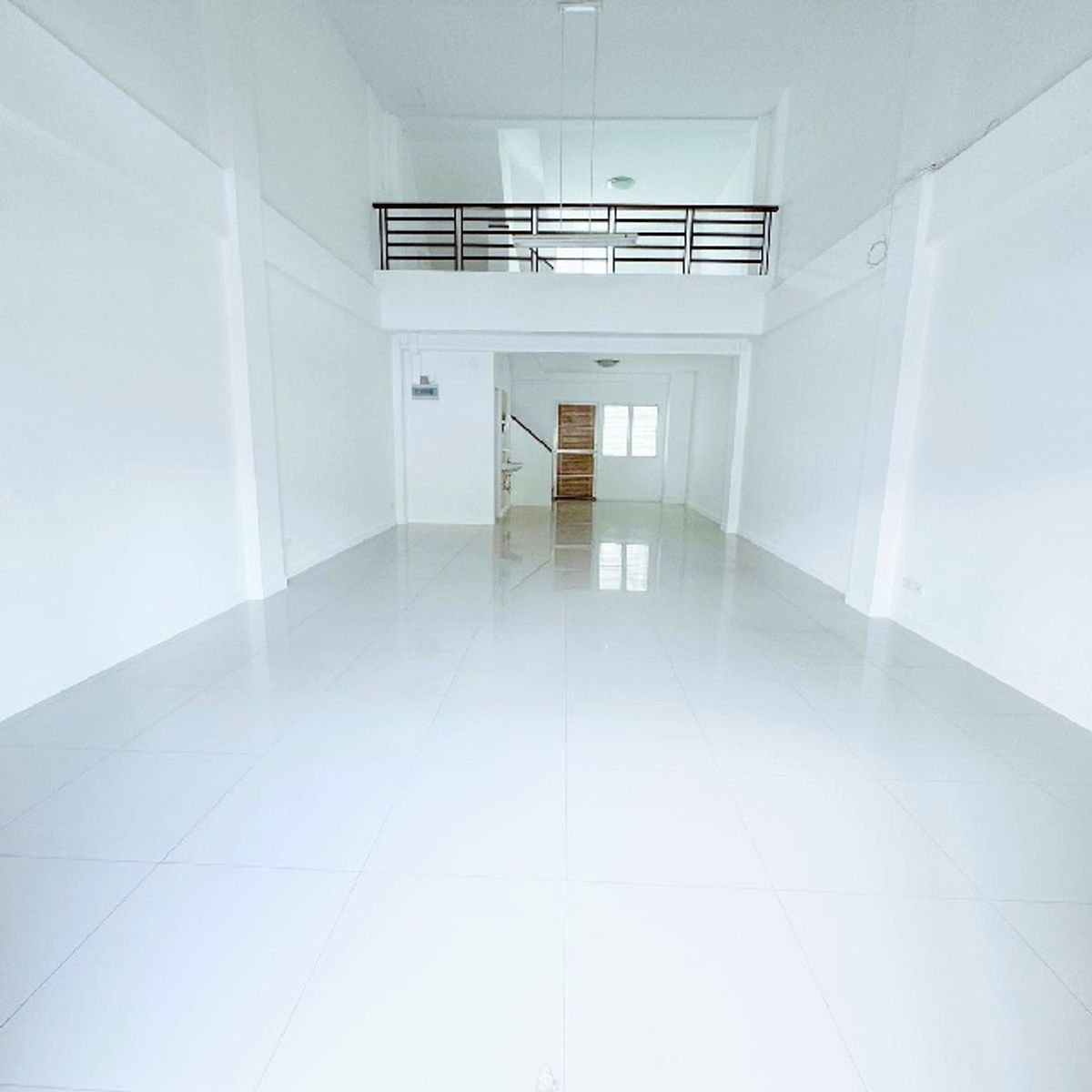ให้เช่าอาคารพาณิชย์บางนา แบริ่ง ลาซาล : กิ่งแก้ว10-18 เมกะ บางนา 4กม. APL สุวรรณภูมิ อาคารพาณิชย์ 3.5 ชั้น 22 ตร.วา.350 ตร.ม. ไทย-จีน 3.5 กม. 3 นอน 3 น้ำ ถ.บางนา-ตราด กิ