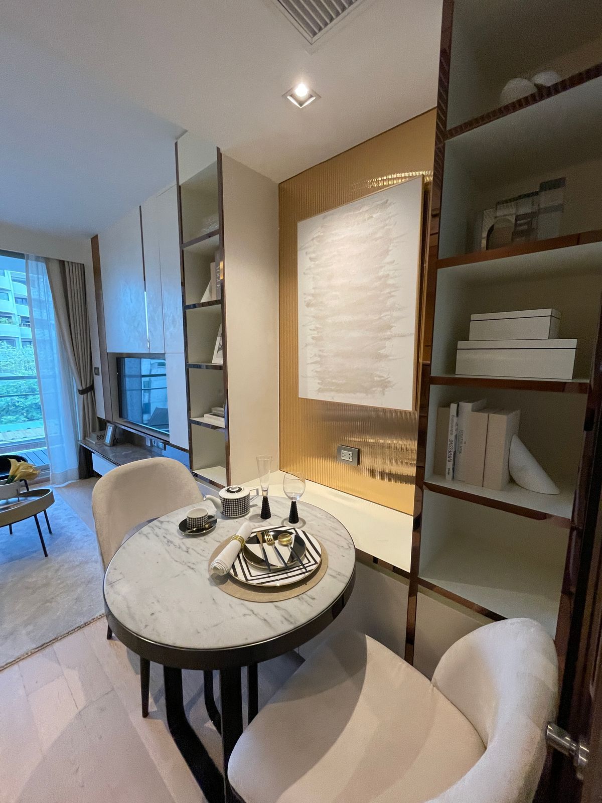 ขายคอนโดวิทยุ ชิดลม หลังสวน : ขาย Craft Ploenchit คอนโด Low Rise หรู ใกล้ BTS เพลินจิต (ซอยนายเลิศ) 1 ห้องนอน ระเบียงทิศใต้