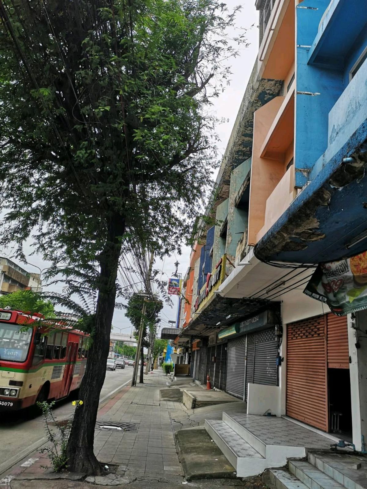 For SaleShop HouseNawamin, Ramindra : Commercial building for sale, deep building on Nawamin Road Near Somapa School, area 24.3 sq.w. Trading can do business near PTT. 7-11 has parking.