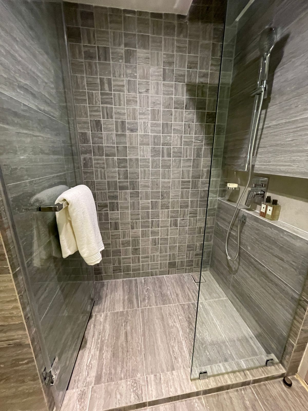 ขายคอนโดวิทยุ ชิดลม หลังสวน : ขาย Craft Ploenchit คอนโด Low Rise หรู ใกล้ BTS เพลินจิต (ซอยนายเลิศ) 1 ห้องนอน ระเบียงทิศใต้