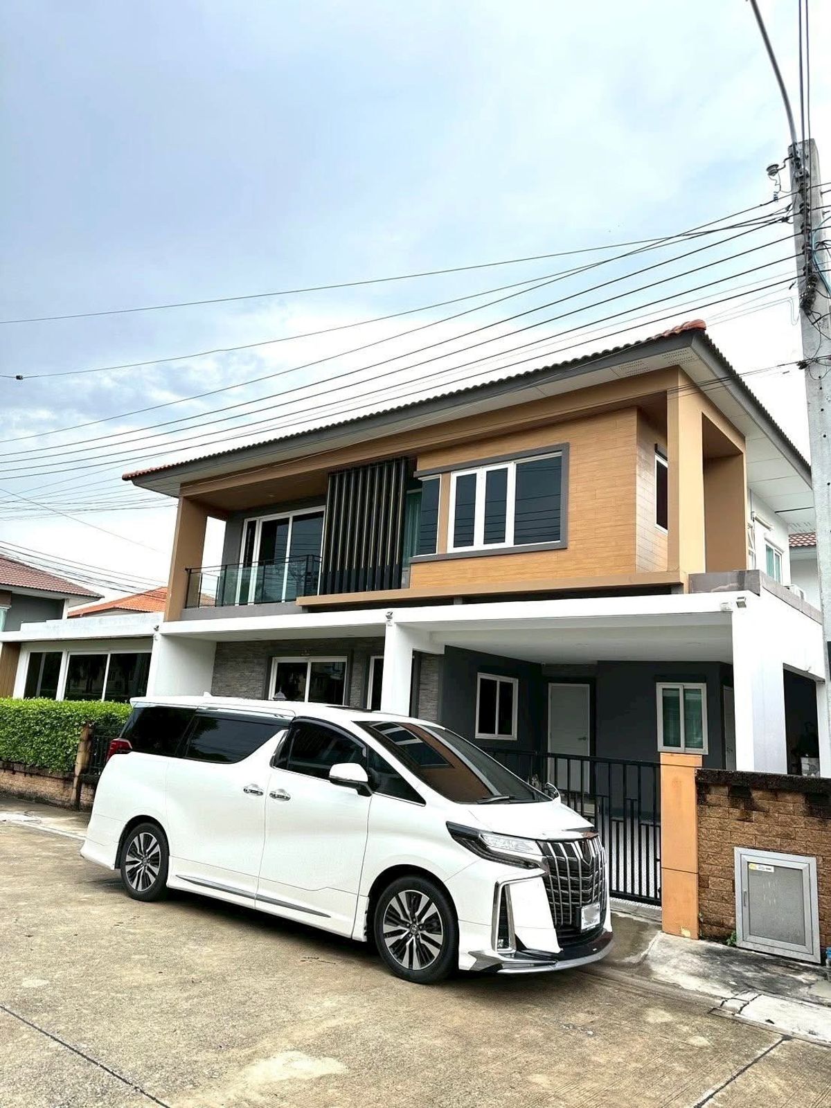 ขายบ้านพัฒนาการ ศรีนครินทร์ :  ❖ Nice Decorate Detached House ❖ 2 ชั้น | ขนาดที่ดิน 73.60 ตร.ว. พื้นที่ใช้สอย 330.00 ตร.ม. | 4 ห้องนอน 4 ห้องน้ำ 2 ที่จอดรถ | ใกล้ ซีคอนสแควร์ ,พาราไดซ์ พาร์ค ,สวนหลวงร.9 ,The Paseo