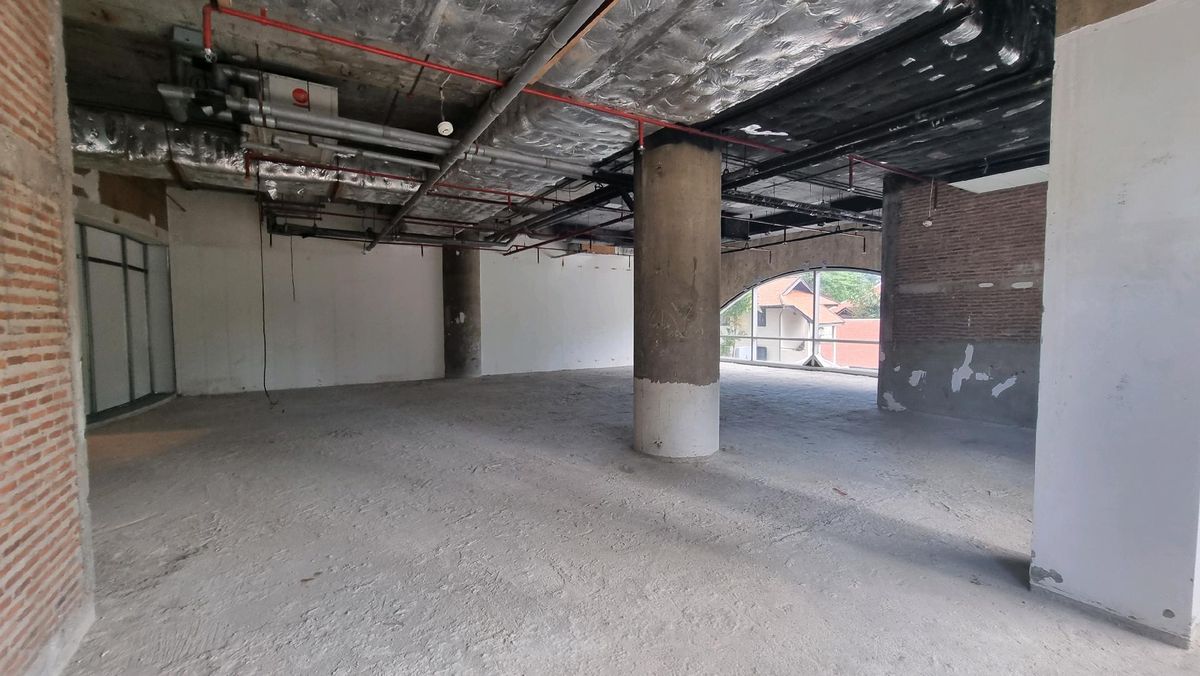 For RentRetail SpaceWitthayu, Chidlom, Langsuan, Ploenchit : Retail Space for Rent – Ploenchit / Chidlom / Langsuan / WitthayuSize: 184 sq.m.Ceiling height: 4.2 metersPrice: 1600 THB/sq.m.Floor: 2ndwater supply& drainage system support. suit for Food and beverage, Thai food restaurant