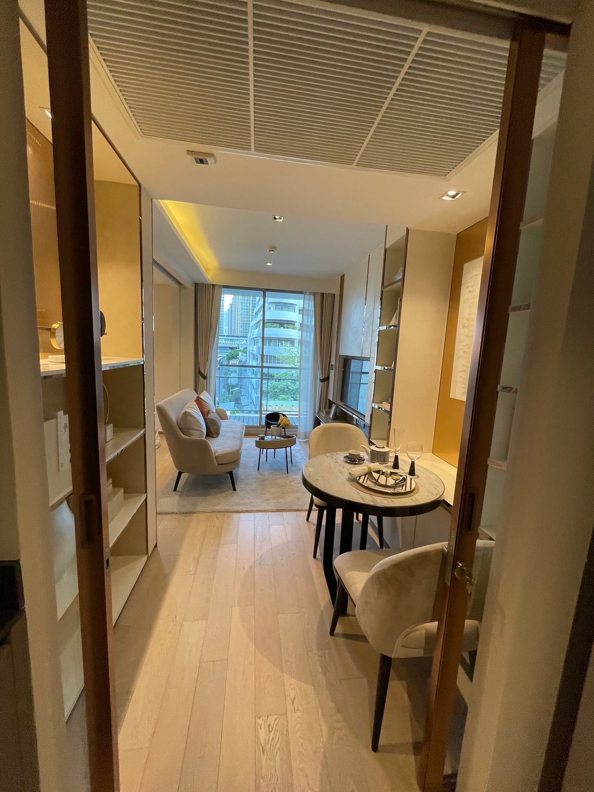 ขายคอนโดวิทยุ ชิดลม หลังสวน : ขาย Craft Ploenchit คอนโด Low Rise หรู ใกล้ BTS เพลินจิต (ซอยนายเลิศ) 1 ห้องนอน ระเบียงทิศใต้