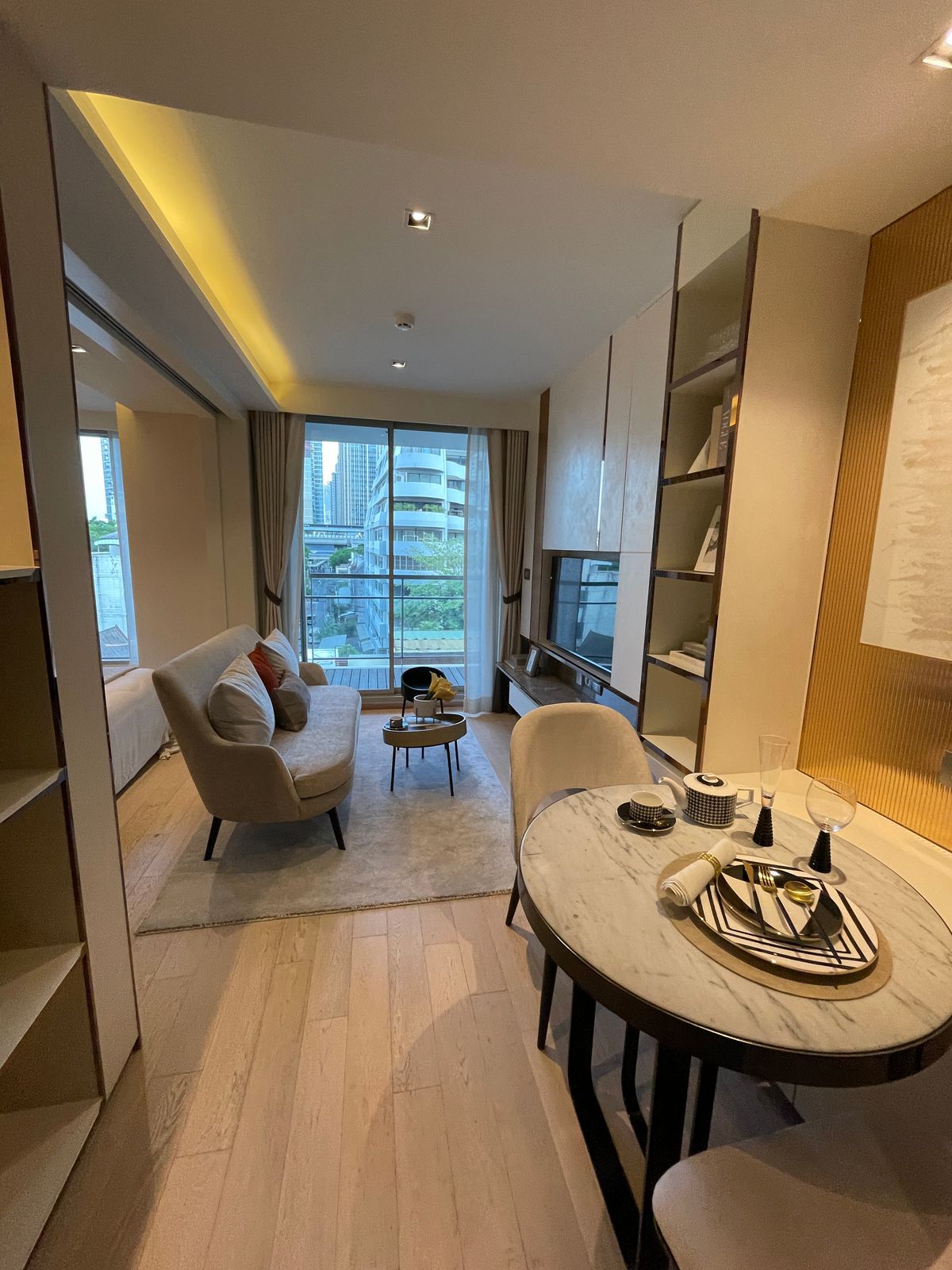 ขายคอนโดวิทยุ ชิดลม หลังสวน : ขาย Craft Ploenchit คอนโด Low Rise หรู ใกล้ BTS เพลินจิต (ซอยนายเลิศ) 1 ห้องนอน ระเบียงทิศใต้