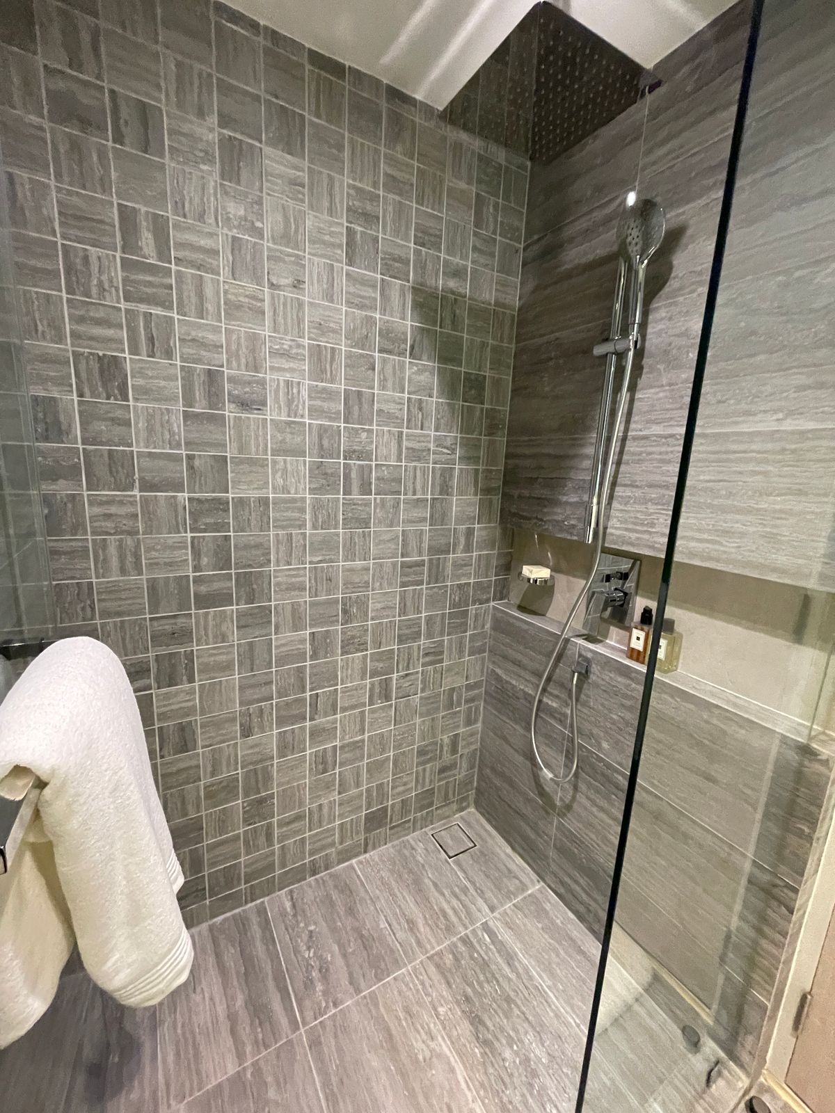 ขายคอนโดวิทยุ ชิดลม หลังสวน : ขาย Craft Ploenchit คอนโด Low Rise หรู ใกล้ BTS เพลินจิต (ซอยนายเลิศ) 1 ห้องนอน ระเบียงทิศใต้