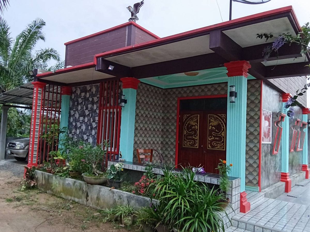 ขายบ้านนครศรีธรรมราช : ขายบ้านเดี่ยว พร้อมที่ดิน เนื้อที่ 1 งาน 77 ตรว. พร้อมบ้านหลังเล็กหนึ่งหลัง อ.ร่อนพิบูลย์ จ.นครศรีธรรมราช บ้านสวย บรรยากาศดี วิวทุ่งนา ภูเขา ใกล้น้ำตกคูหาสวรรค์, สถานีรถไฟชุมทางเขาชุมทอง, บ้านเดี่ยว, ร่อนพิบูลย์, นครศรีธรรมราช,
