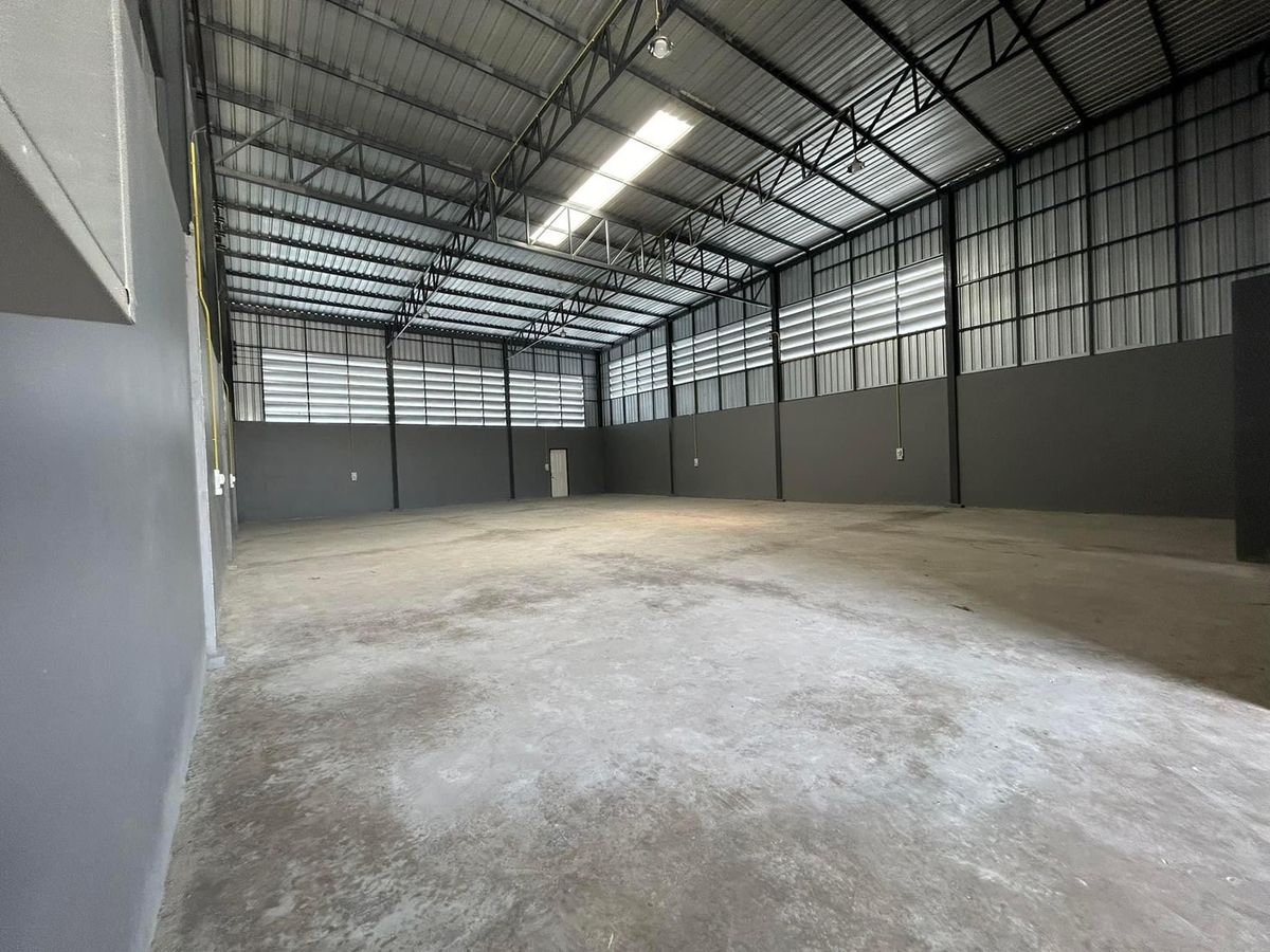 For RentFactoryPathum Thani,Rangsit, Thammasat : Rent a warehouse for Lam Luk Ka Khlong 7, area of ​​140 sq. Wah. Can request a new license 2, clean, storage is suitable.