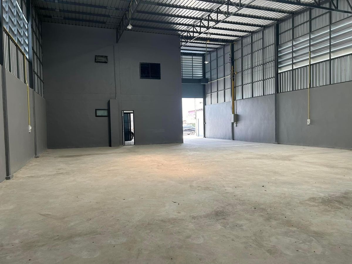 For RentFactoryPathum Thani,Rangsit, Thammasat : Rent a warehouse for Lam Luk Ka Khlong 7, area of ​​140 sq. Wah. Can request a new license 2, clean, storage is suitable.