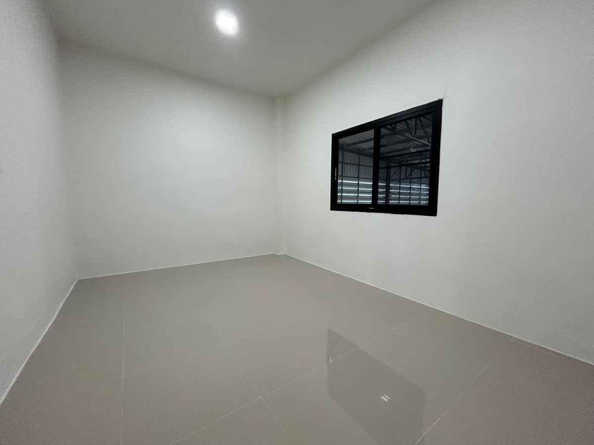 For RentFactoryPathum Thani,Rangsit, Thammasat : Rent a warehouse for Lam Luk Ka Khlong 7, area of ​​140 sq. Wah. Can request a new license 2, clean, storage is suitable.