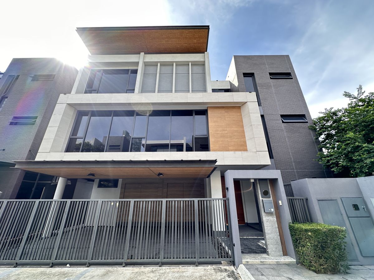 For RentHouseRama3 (Riverside),Satupadit : Luxury House for rent, 4 bedrooms, Partialy furnished, Rama 3