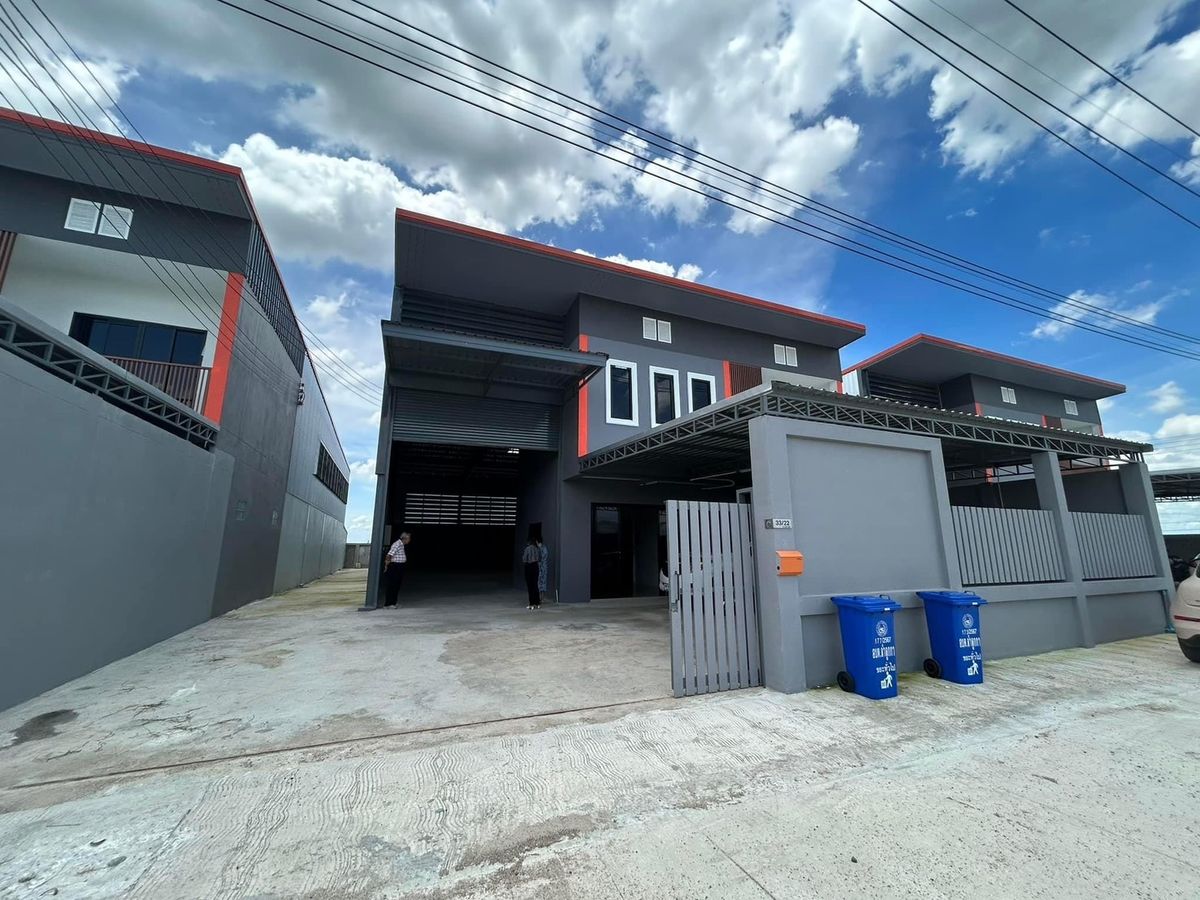 For RentFactoryPathum Thani,Rangsit, Thammasat : Rent a warehouse for Lam Luk Ka Khlong 7, area of ​​140 sq. Wah. Can request a new license 2, clean, storage is suitable.
