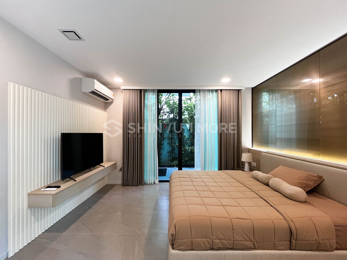 HousePattanakan, Srinakarin : House for rent, Vive Krungthep Kreetha project, rental price 430,000 baht, with sale price [Hsr250502]