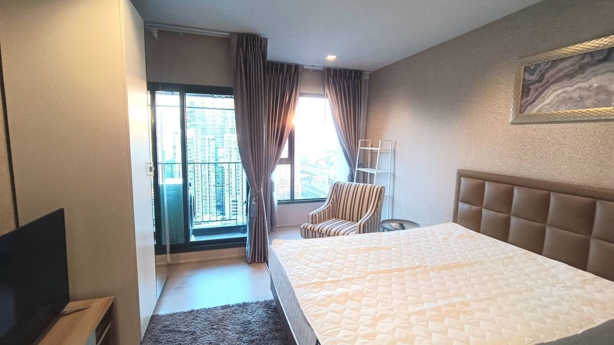 For RentCondoRama9, Petchburi, RCA : Urgent‼ ️ Beautiful room 🔥🔥🔥 Life Asoke Rama 9 for rent, beautiful room at the cover as in the picture. Full furniture+There is a washing machine‼ ️ Ready to move in (Reply to chat very quickly)
