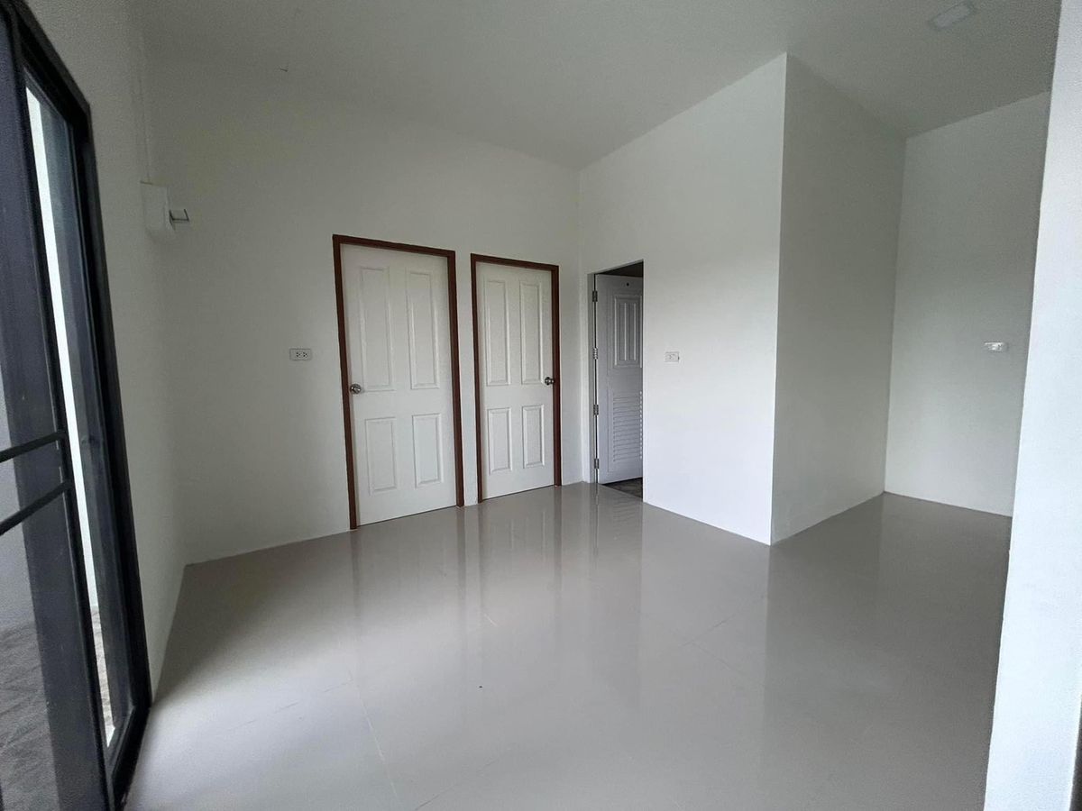 For RentFactoryPathum Thani,Rangsit, Thammasat : Rent a warehouse for Lam Luk Ka Khlong 7, area of ​​140 sq. Wah. Can request a new license 2, clean, storage is suitable.