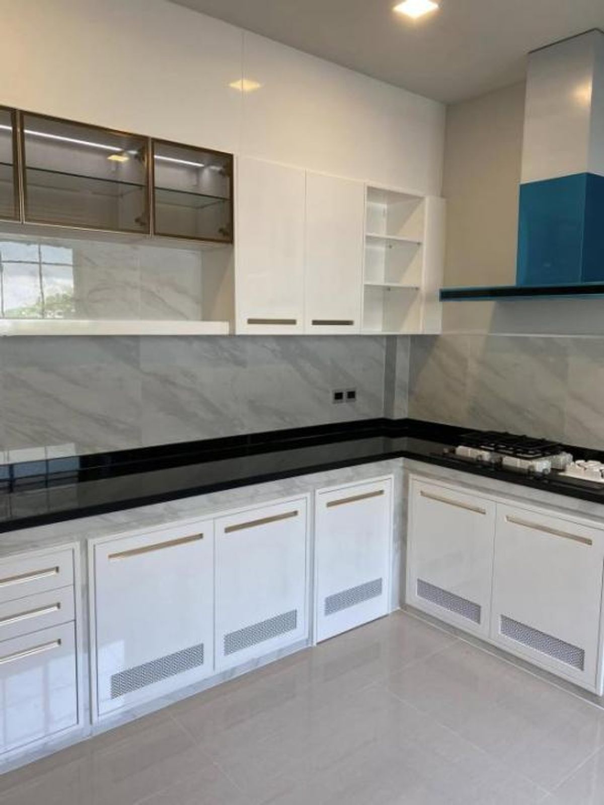 For RentHousePattanakan, Srinakarin : House for rent, Palazzo Project. Srinakarin - area 103 sq. - 4 bedrooms, 5 bathrooms, 3 parking spaces next to Paradise, Suan Luang Ror 9, next to Suan Luang BTS station.