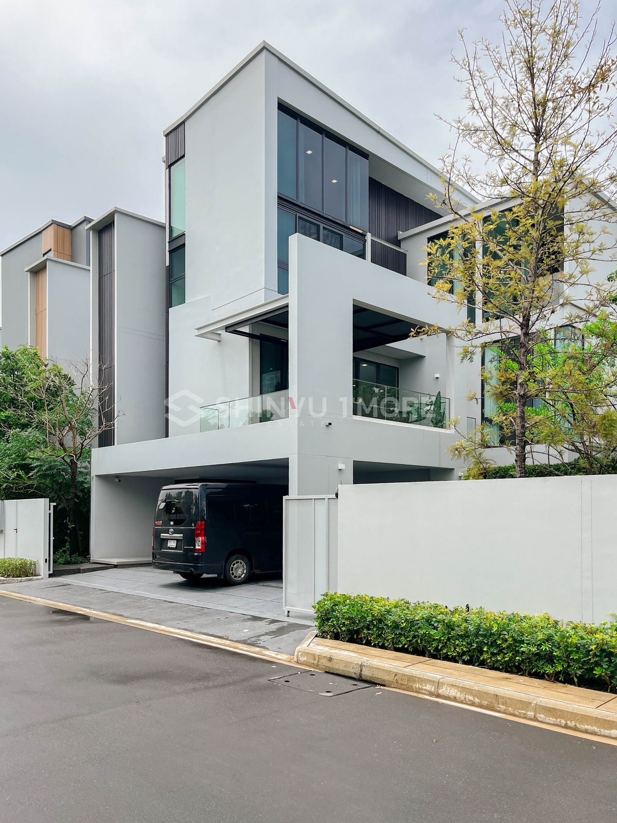 HousePattanakan, Srinakarin : House for rent, Vive Krungthep Kreetha project, rental price 430,000 baht, with sale price [Hsr250502]