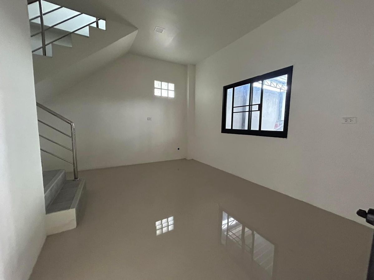 For RentFactoryPathum Thani,Rangsit, Thammasat : Rent a warehouse for Lam Luk Ka Khlong 7, area of ​​140 sq. Wah. Can request a new license 2, clean, storage is suitable.