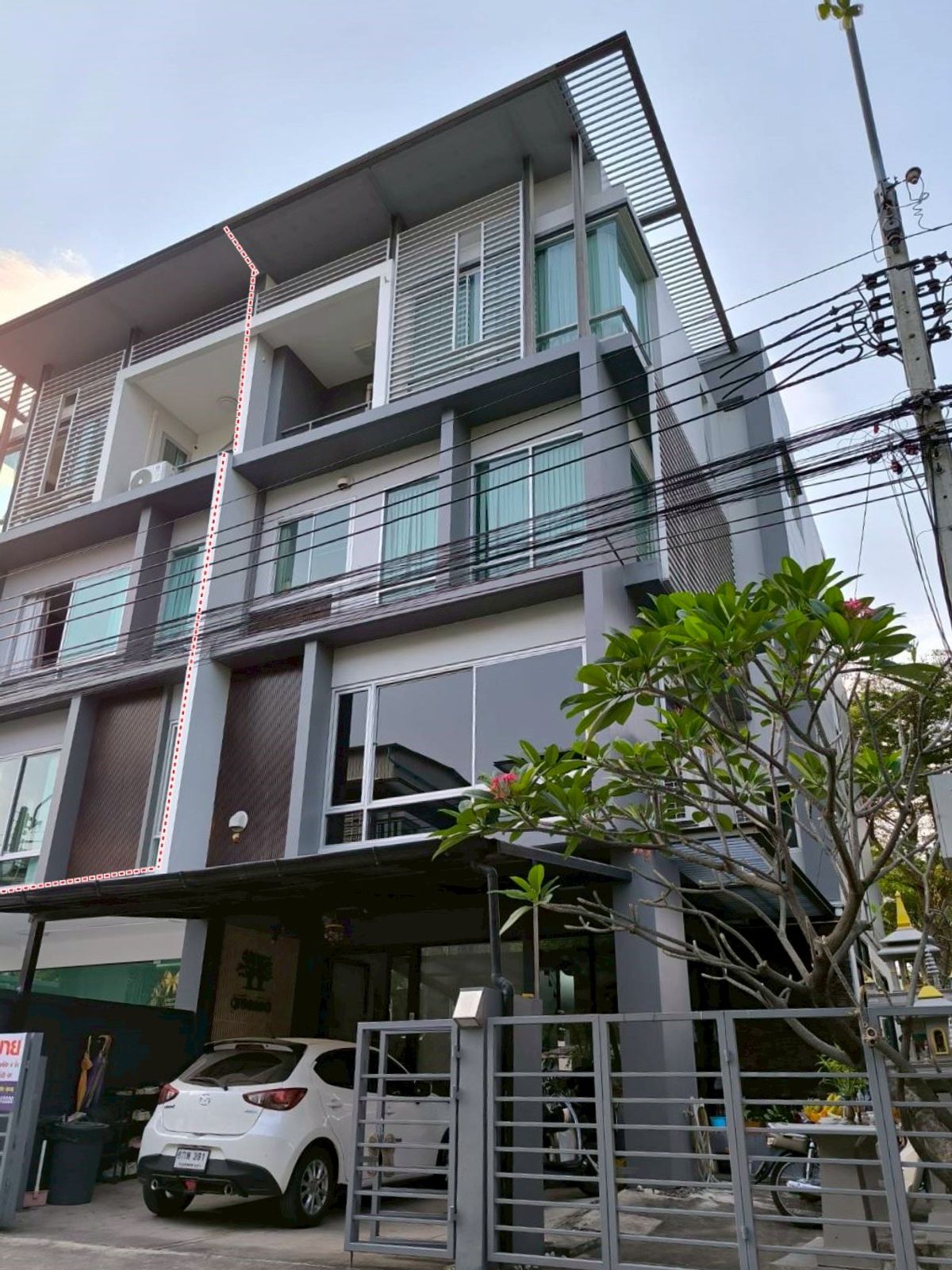ขายโฮมออฟฟิศรัชดา ห้วยขวาง : ขาย Home Office ในโครงการ B-Square   4 ชั้น  410 ตร.ม. อาคารโฮมออฟฟิศ 4 ชั้น  3 ชั้นแรก Built-in ไว้แล้ว สามารถทำออฟฟิศได้ทันที ชั้น 4 เป็นห้องนอน 2 ห้อง บรรยากาศร่มรื่น สนใจนัดชมห้องเลยครับ 