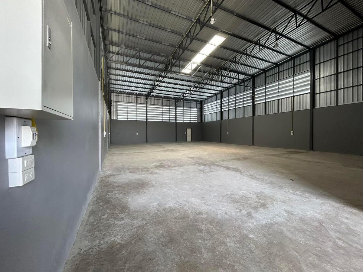 For RentFactoryPathum Thani,Rangsit, Thammasat : Rent a warehouse for Lam Luk Ka Khlong 7, area of ​​140 sq. Wah. Can request a new license 2, clean, storage is suitable.