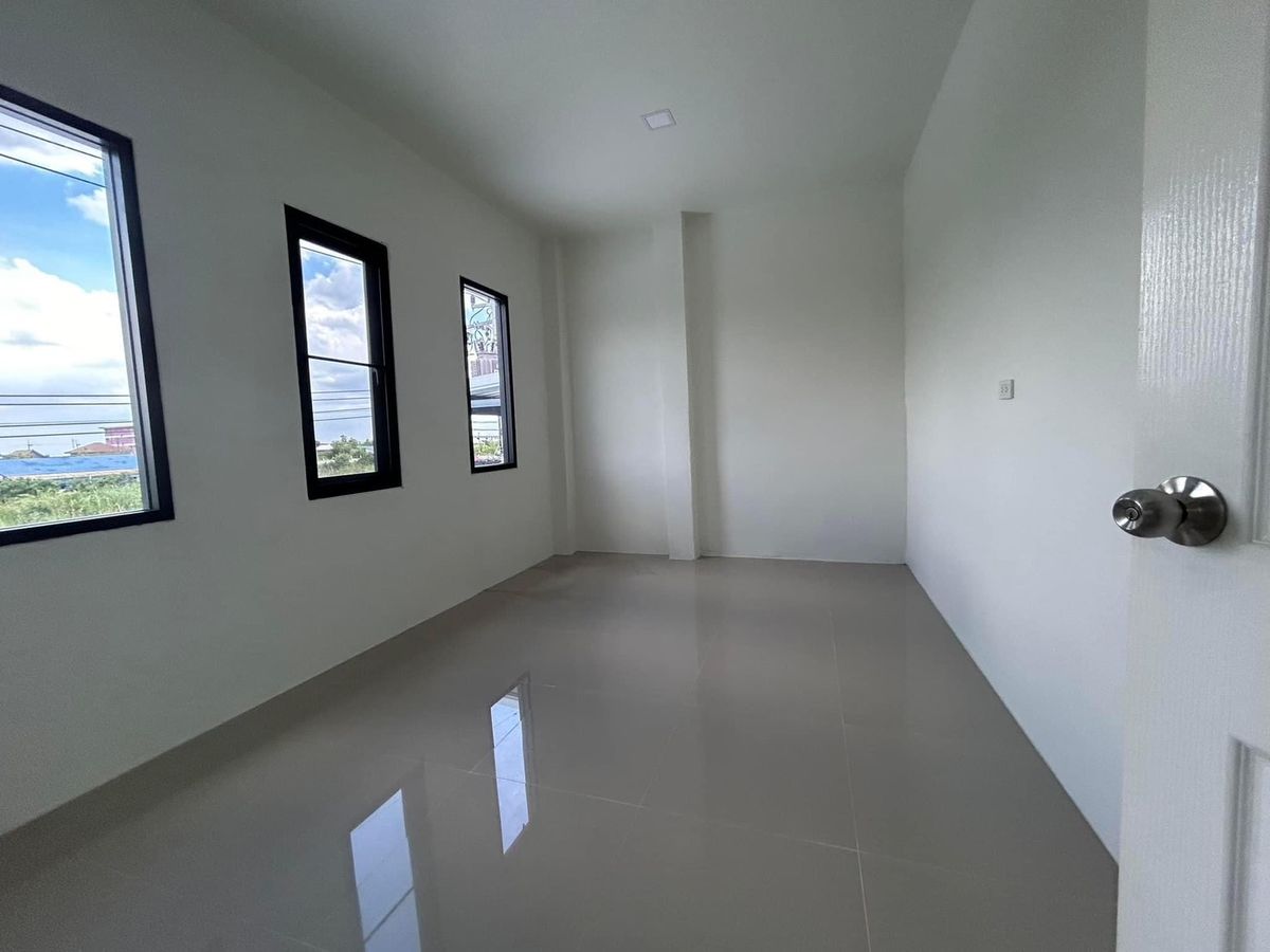 For RentFactoryPathum Thani,Rangsit, Thammasat : Rent a warehouse for Lam Luk Ka Khlong 7, area of ​​140 sq. Wah. Can request a new license 2, clean, storage is suitable.