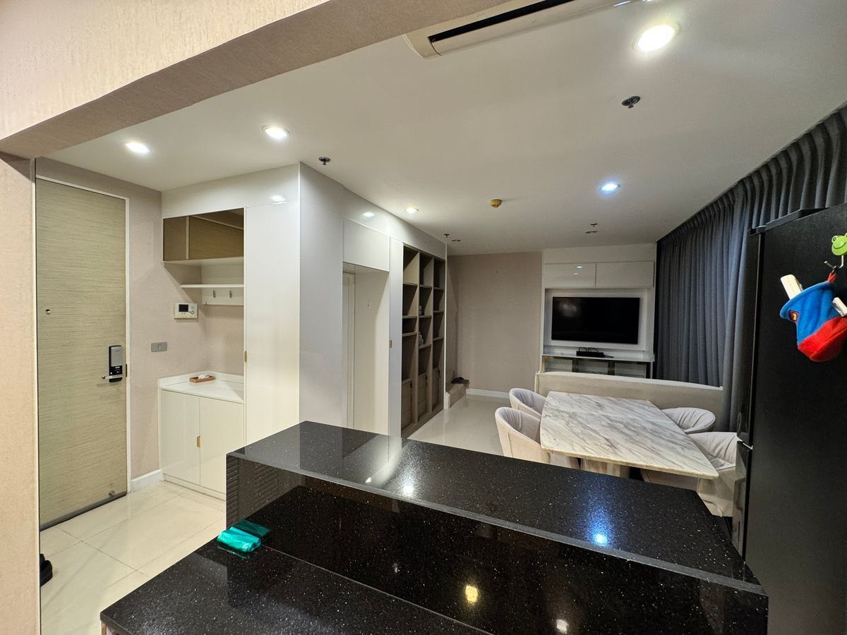 ขายคอนโดอ่อนนุช อุดมสุข : 🏡 คอนโด 2 ชั้น สไตล์บ้าน ในราคาที่คุณเอื้อมถึง! ใครว่า “คอนโด 1 ห้องนอนกว้างขวาง อารมณ์เหมือนอยู่บ้าน” จะต้องแพงเสมอ? คุณอาจจะคิดใหม่ เมื่อได้เจอกับห้องนี้ที่ The Sky Sukhumvit