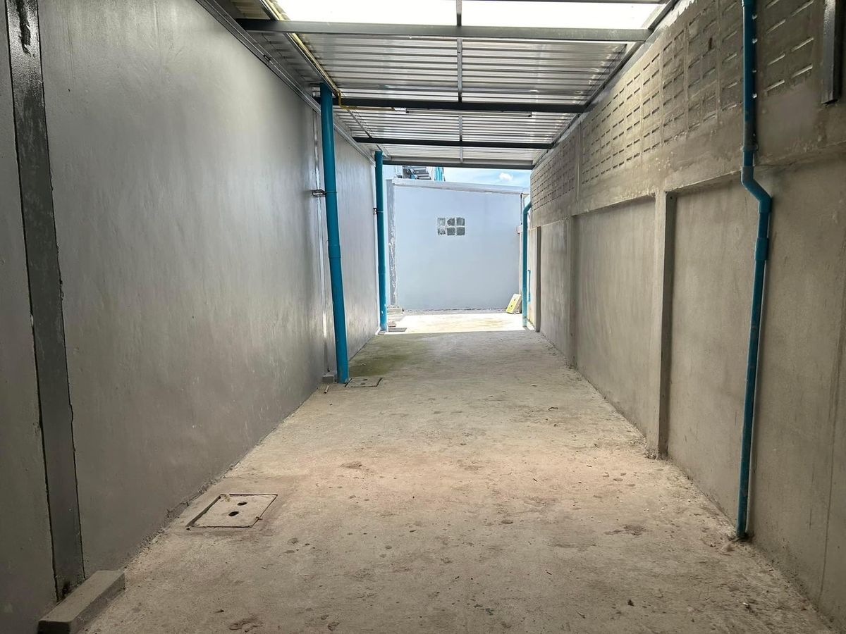 For RentFactoryPathum Thani,Rangsit, Thammasat : Rent a warehouse for Lam Luk Ka Khlong 7, area of ​​140 sq. Wah. Can request a new license 2, clean, storage is suitable.