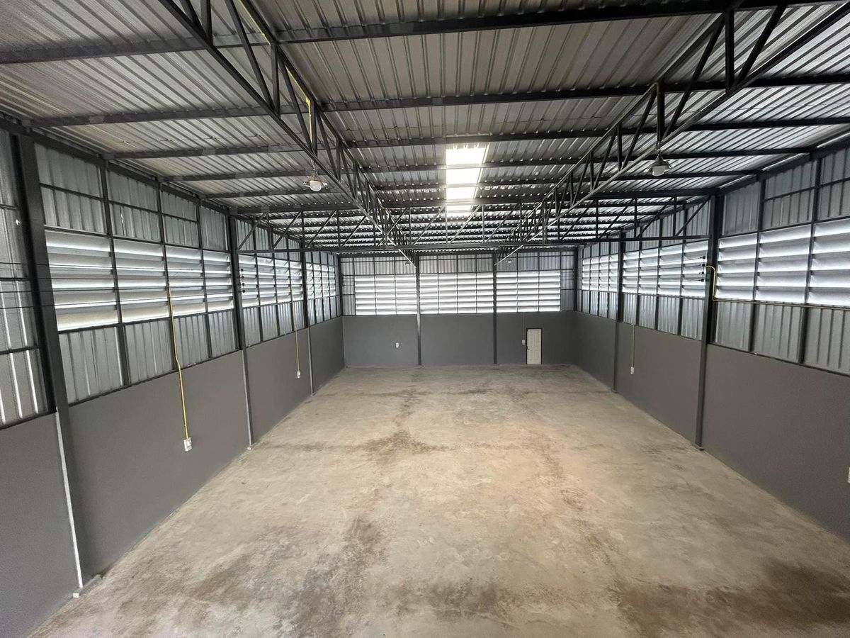 For RentFactoryPathum Thani,Rangsit, Thammasat : Rent a warehouse for Lam Luk Ka Khlong 7, area of ​​140 sq. Wah. Can request a new license 2, clean, storage is suitable.