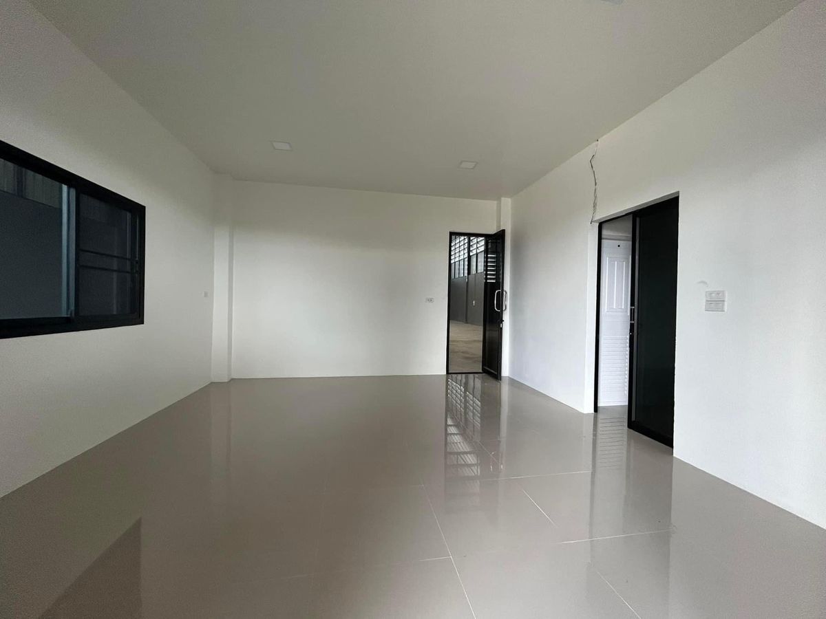 For RentFactoryPathum Thani,Rangsit, Thammasat : Rent a warehouse for Lam Luk Ka Khlong 7, area of ​​140 sq. Wah. Can request a new license 2, clean, storage is suitable.