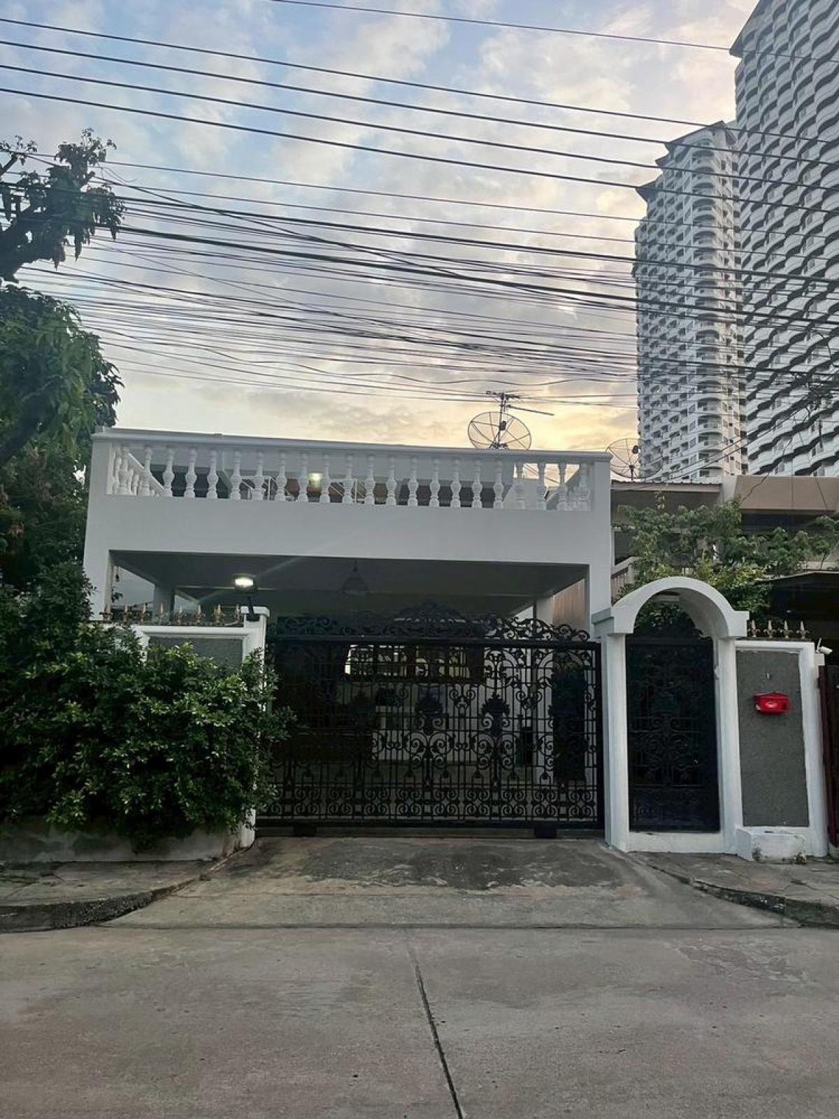 For RentHousePattanakan, Srinakarin : House for rent, ready to stay in development 53 / Home for Rent in Pattanakarn