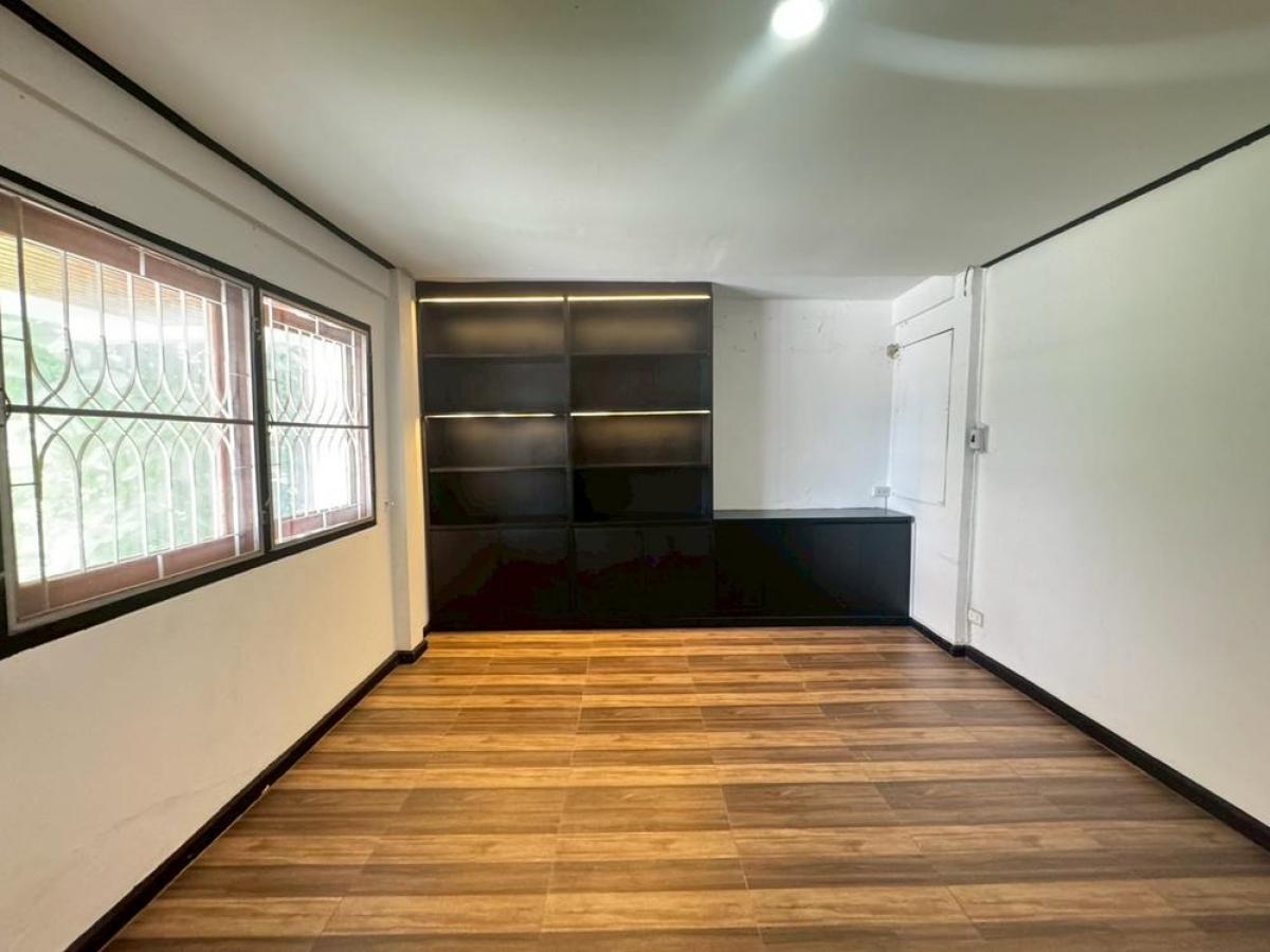 For RentHousePattanakan, Srinakarin : House for rent, ready to stay in development 53 / Home for Rent in Pattanakarn