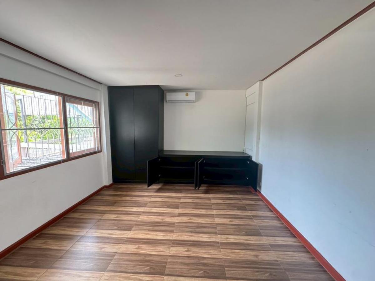 For RentHousePattanakan, Srinakarin : House for rent, ready to stay in development 53 / Home for Rent in Pattanakarn