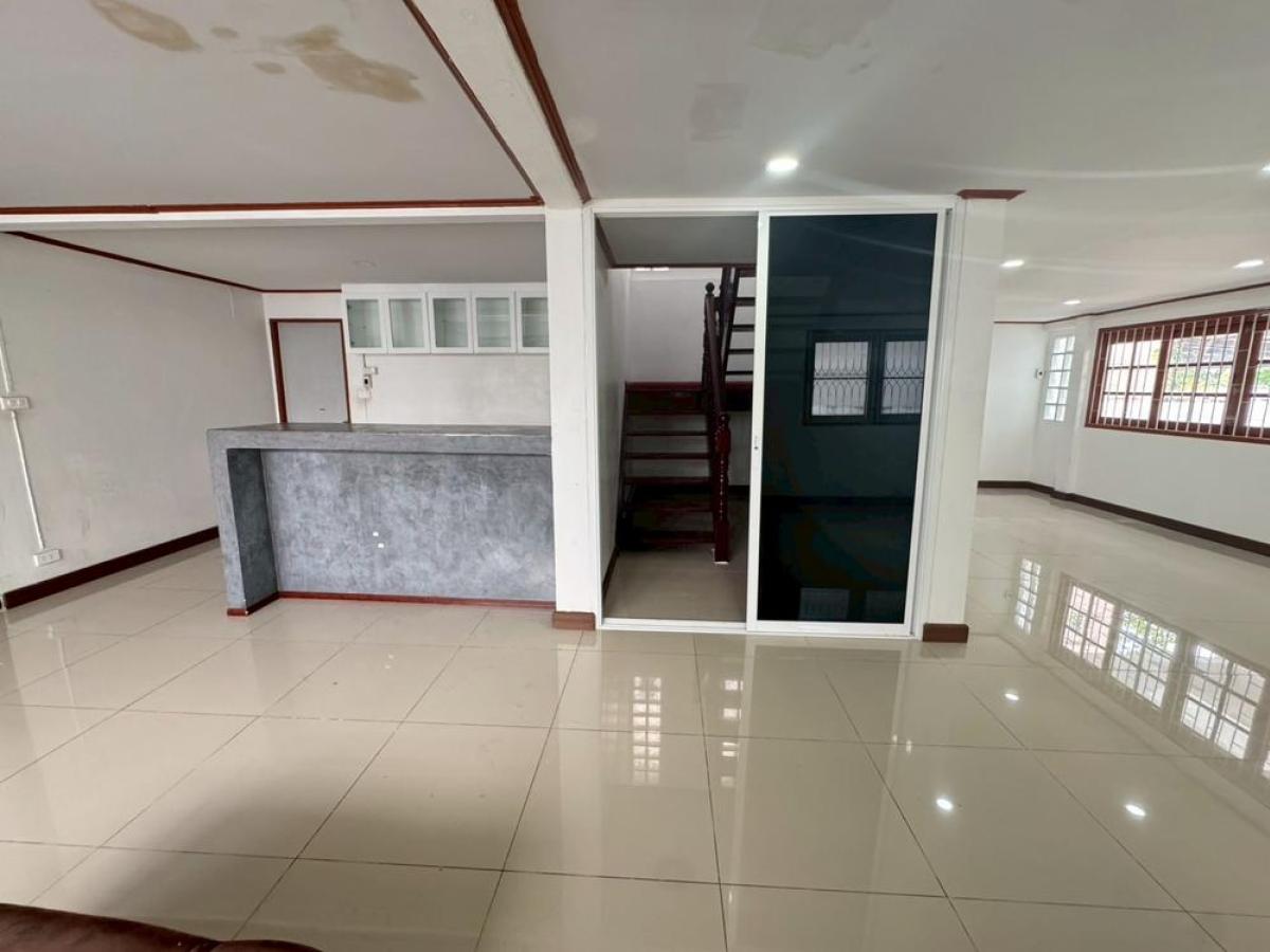 For RentHousePattanakan, Srinakarin : House for rent, ready to stay in development 53 / Home for Rent in Pattanakarn
