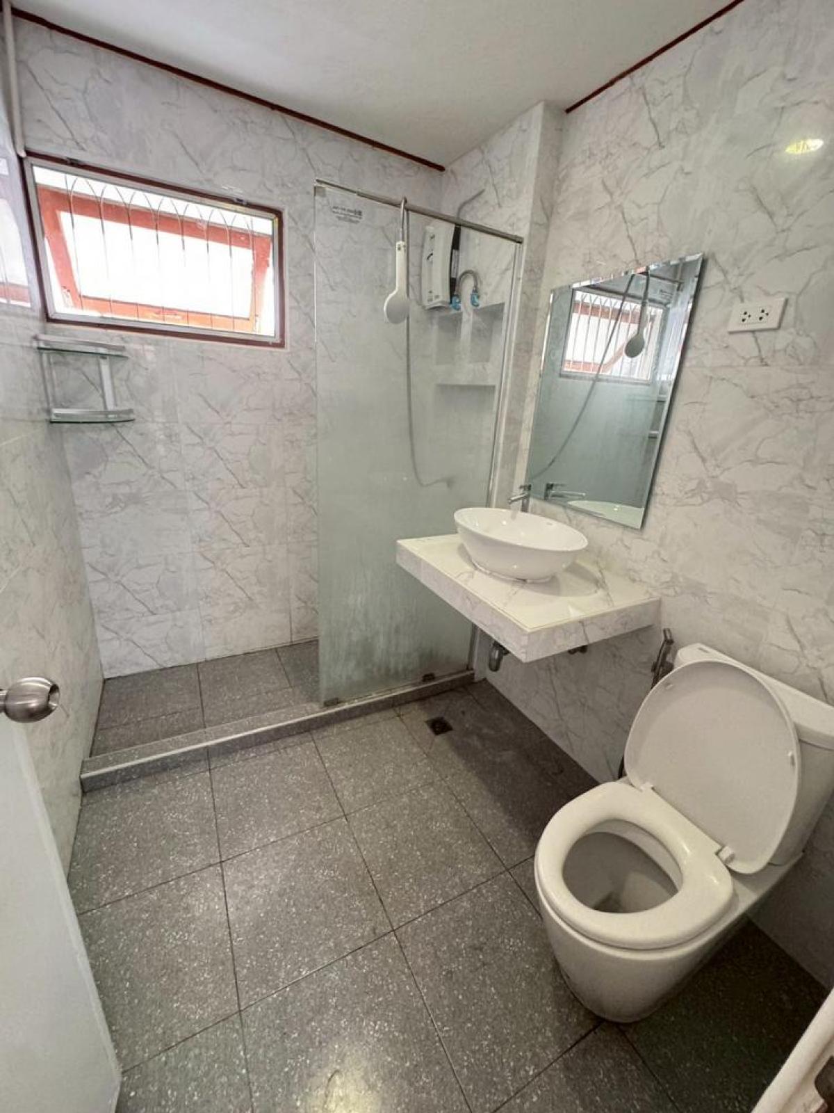 For RentHousePattanakan, Srinakarin : House for rent, ready to stay in development 53 / Home for Rent in Pattanakarn