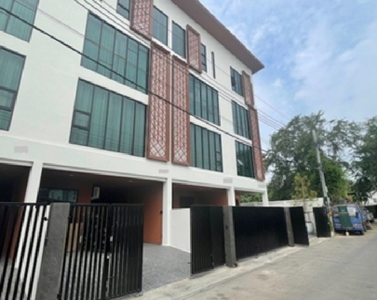 ให้เช่าโฮมออฟฟิศโชคชัย4 ลาดพร้าว71 : For Rent ให้เช่าทาวน์โฮม / Home Office 3.5 ชั้น สภาพใหม่ ลาดพร้าว 71 ซอยนาคนิวาส 37 / แอร์ทั้งอาคาร / จอดรถ 2-3 คัน / เป็นสำนักงานได้ จดบริษัทได้