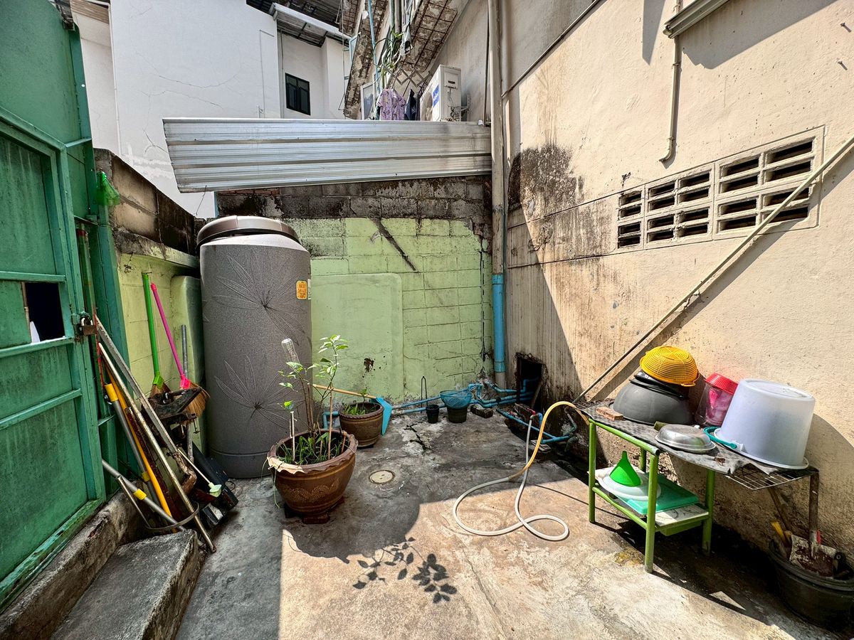 For SaleShop HouseSukhumvit, Asoke, Thonglor : Sell ​​4.5 -storey commercial building, suitable for trading Soi Ekkamai 30 (N.563)