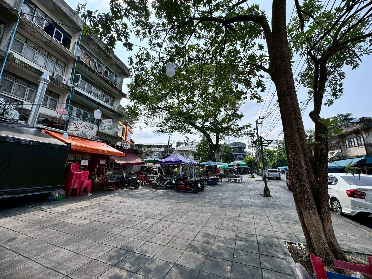 For SaleShop HouseSukhumvit, Asoke, Thonglor : Sell ​​4.5 -storey commercial building, suitable for trading Soi Ekkamai 30 (N.563)