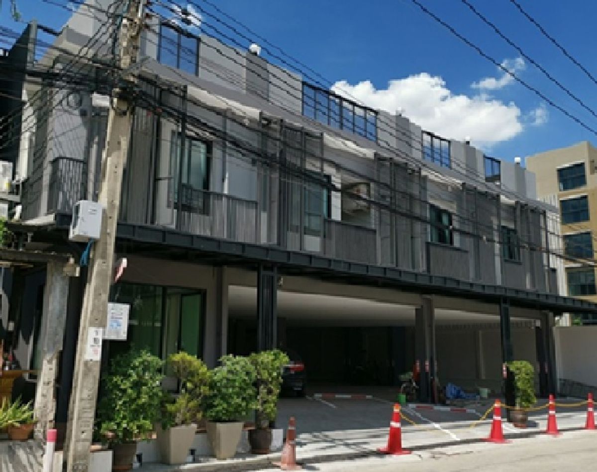 ให้เช่าโฮมออฟฟิศโชคชัย4 ลาดพร้าว71 : For Rent ให้เช่าอาคารสำนักงาน 3 ชั้น สภาพใหม่ พื้นที่ใช้สอย 650 ตารางเมตร ซอยนาคนิวาส เข้าซอยไม่ลึก ลาดพร้าว 71 จอดรถได้ 12 คัน เหมาะเป็นสำนักงาน , คลีนิคเสริมความงาม , ธุรกิจ Online , อื่น ๆ