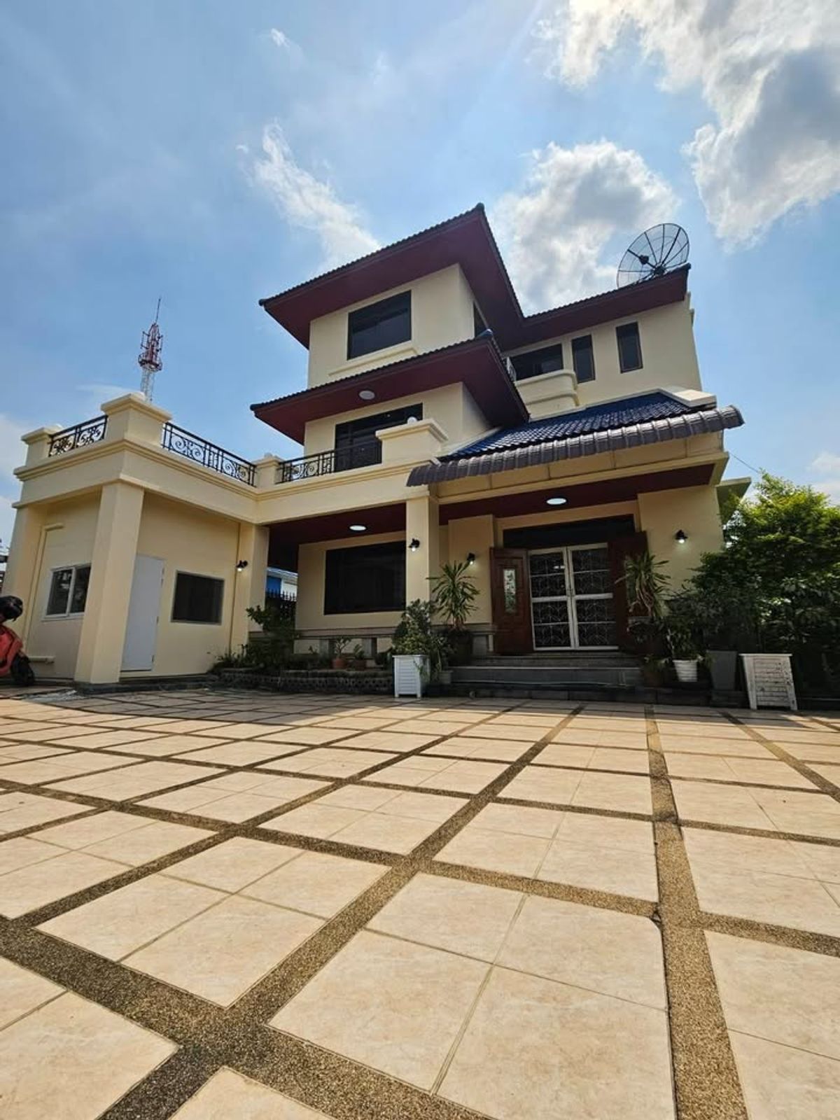 บ้านลาดพร้าว เซ็นทรัลลาดพร้าว : ให้เช่าบ้านเดี่ยว 3 ชั้น สามารถทำออฟฟิศ จดทะเบียนได้ - ลาดพร้าว 93