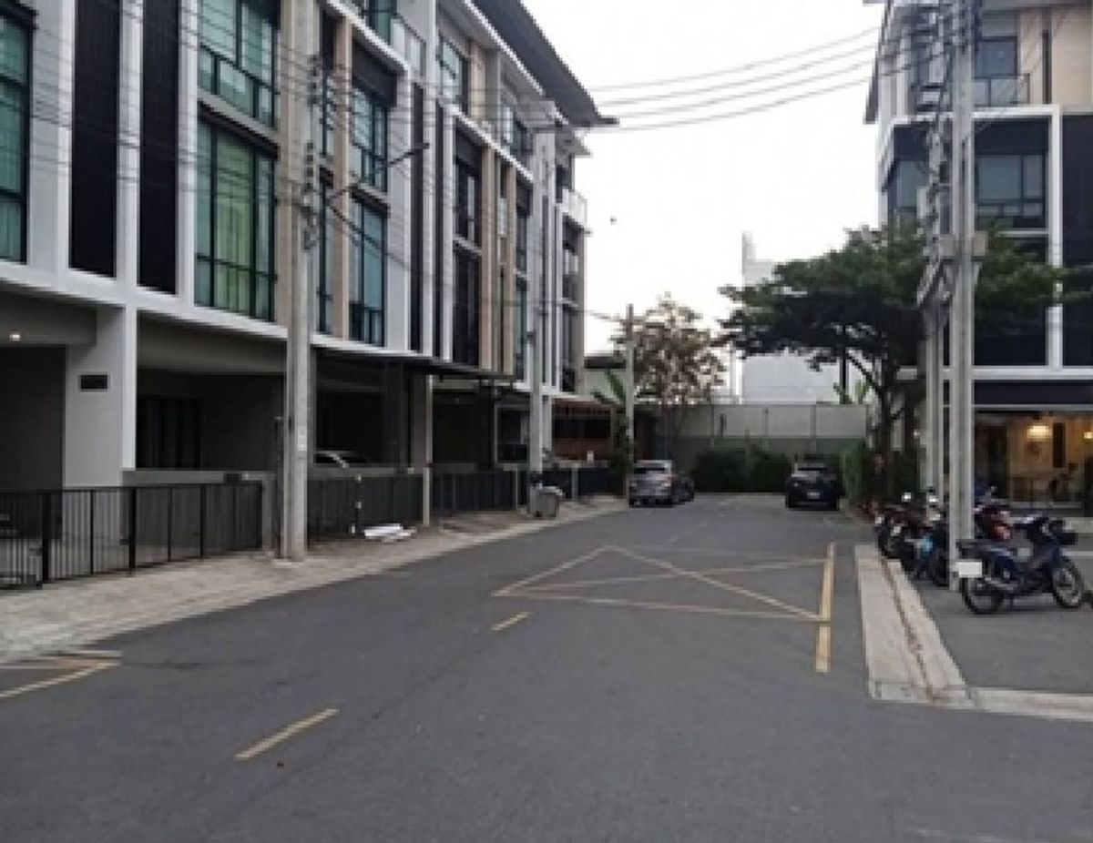 ให้เช่าโฮมออฟฟิศโชคชัย4 ลาดพร้าว71 : For Rent ให้เช่าโฮมออฟฟิศ / Home Office 5 ชั้น โครงการ พรีเมี่ยม เพลส เกษตร นวมินทร์ / ริมถนนสุคนธสวัสดิ์ ใกล้เลียบด่วนรามอินทรา แอร์ 6 เครื่อง เหมาะเป็นสำนักงาน จดบริษัทได้