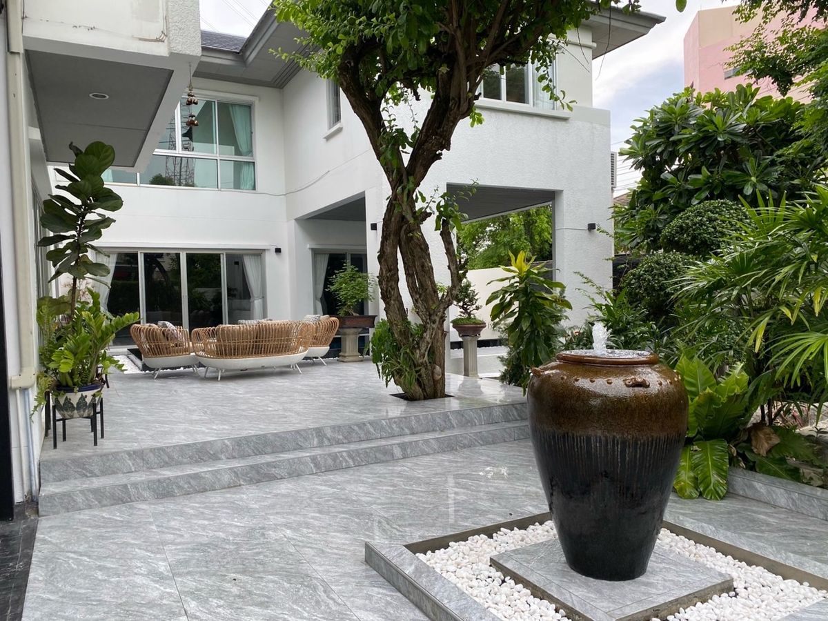 ให้เช่าบ้านพัฒนาการ ศรีนครินทร์ : Pool villa หรู เป็นส่วนตัว ใจกลางพัฒนาการ เดินทางสะดวกหลายเส้นทาง ใกล้ จุดขึ้นลง ทางด่วน BTS และ Airport Link เหมาะทั้งอยู่อาศัยและลงทุนระยะยาว
