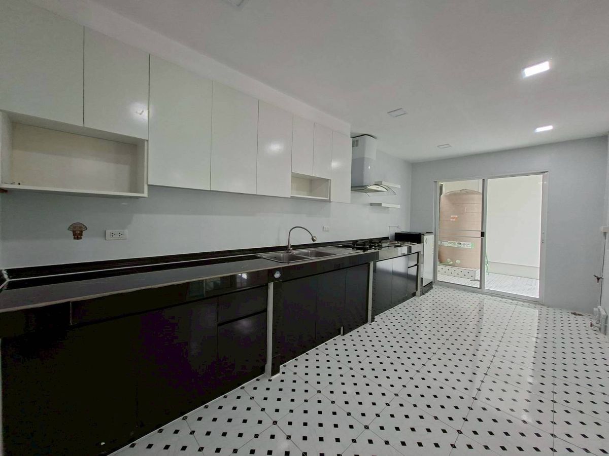 For RentSamut Prakan,Samrong : Twin house for the Village, The Village Exclusive Bang Na Km. 10, ready (N.1745)