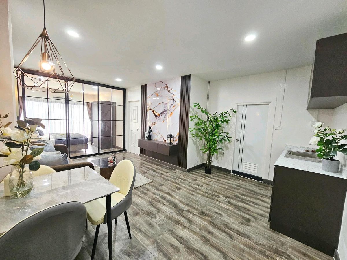 For SaleCondoPattanakan, Srinakarin : 2 bedroom condo for sale, The Tree Ogarden, 64 square meters, near the train, only 2 minutes walk.