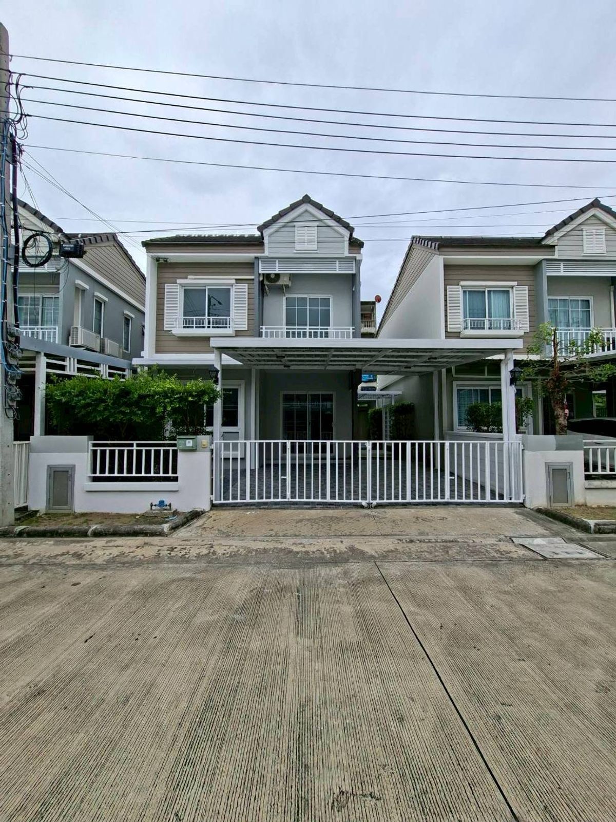 For RentSamut Prakan,Samrong : Twin house for the Village, The Village Exclusive Bang Na Km. 10, ready (N.1745)