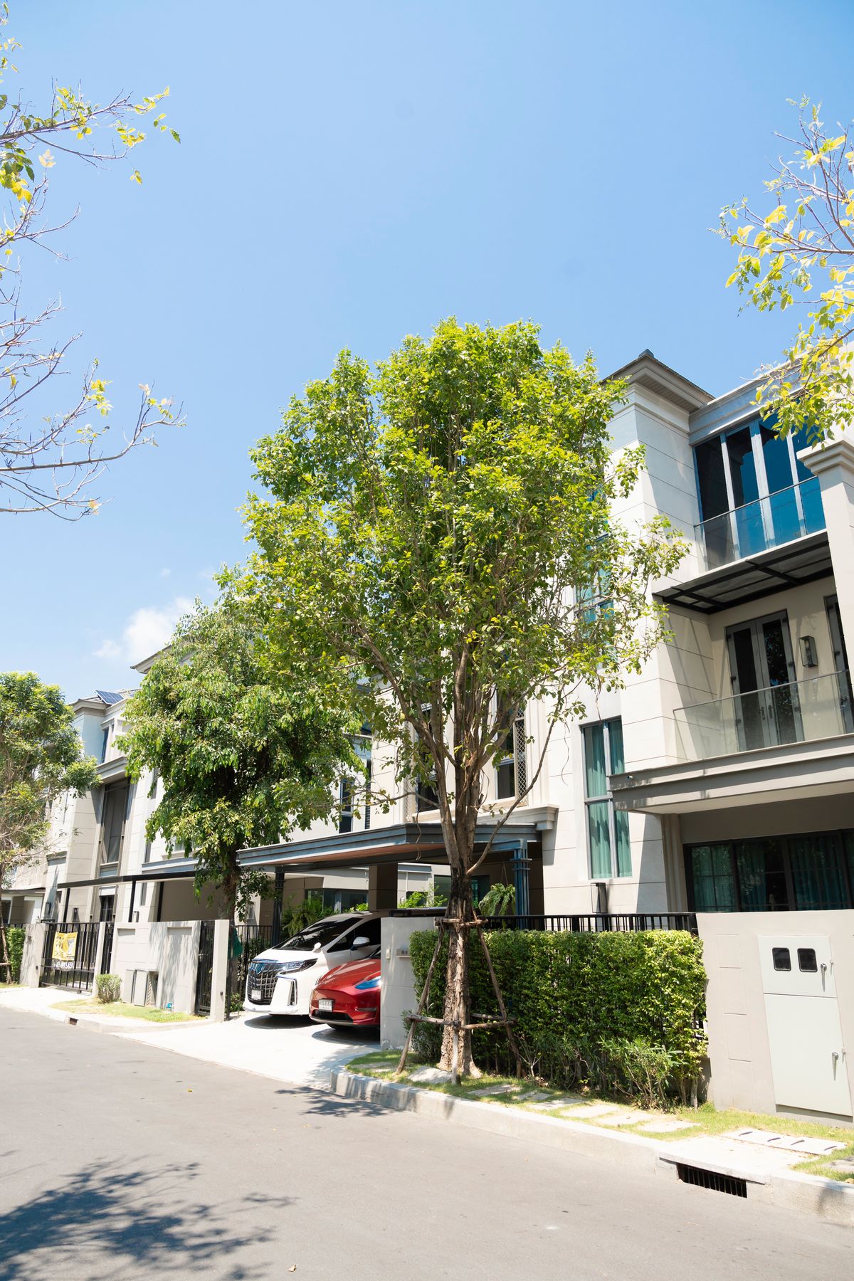 ขายพัฒนาการ ศรีนครินทร์ : ขายบ้านหรู 3 ชั้น สไตล์ Luxury Duplex Home โครงการ The Sonne Srinakarin