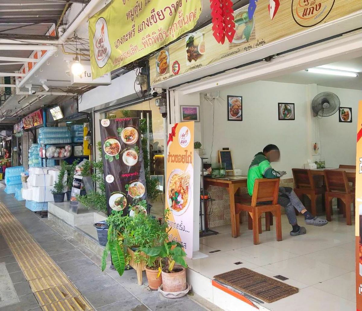 เซ้งร้านค้า/ตลาดนัดสาทร นราธิวาส : เซ้งร้านอาหาร ถนนจันทน์ สะพาน 3 ข้างตลาดคุณหญิงบุญมี รอบๆเป็น ย่านขายอาหาร ร้านทอง ใกล้ซอยเซ็นหลุยส์