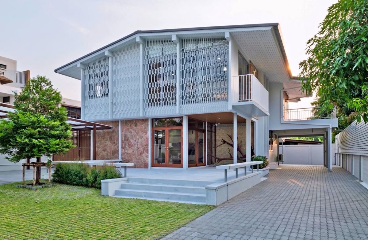 ให้เช่าบ้านอ่อนนุช อุดมสุข : ‼️บ้านเดี่ยวรีโนเวทใหม่ สไตล์มิดเซ็นจูรี โมเดิร์น ให้เช่า 📍 ห่างจากสุขุมวิท 71 เพียง 750 เมตร