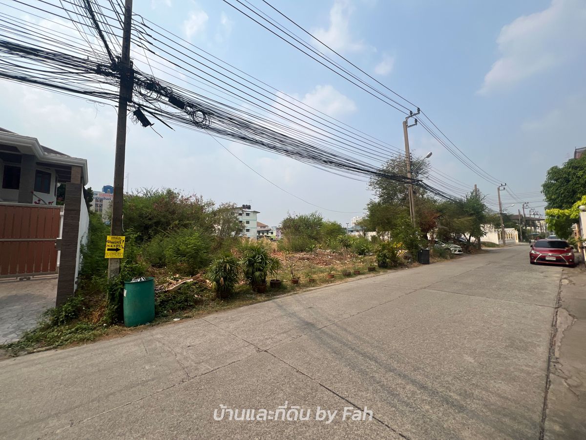 ขายที่ดินพัฒนาการ ศรีนครินทร์ : ขายที่ดินเปล่า 265 ตรว. แปลงสวย หน้ากว้าง 36x29.5 เมตร   ซ.สุภาพงษ์ 1แยก6 ตรงข้าม ซีคอนสแควร์ ศรีนครินทร์ กรุงเทพ 