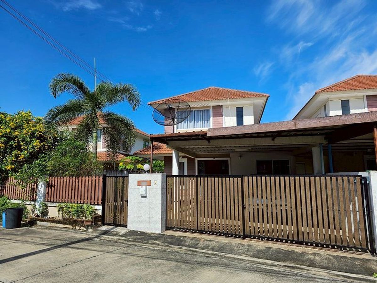 For SalePattaya, Bangsaen, Chonburi : Twin house for sale near the Amata Nakorn Industrial Estate, Chonburi, good condition, good travel, easy to travel, find something to eat, make an appointment, look at the house. Sell. Very good price.