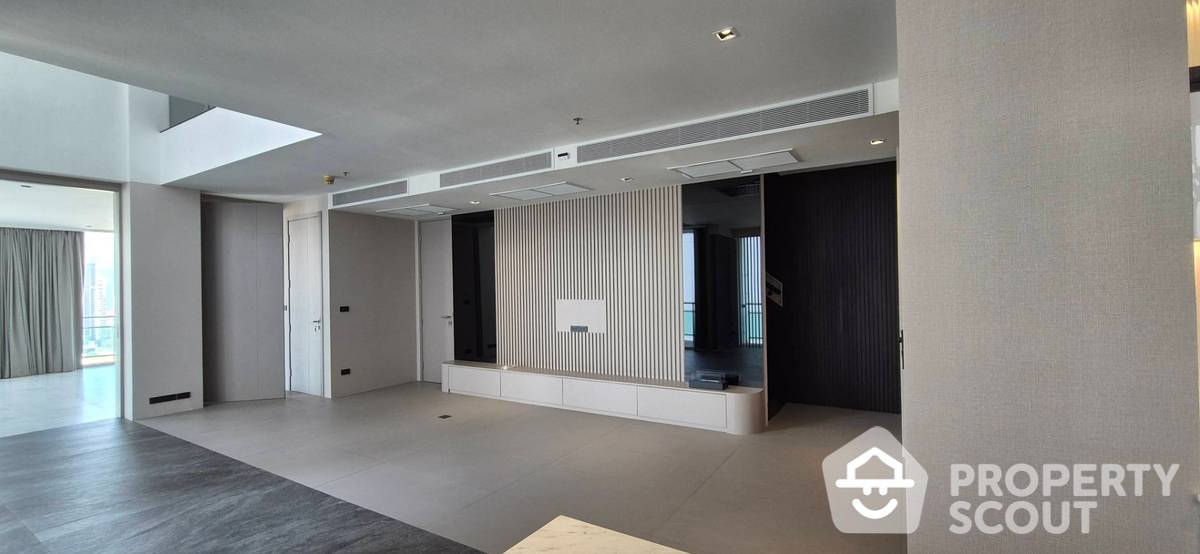 For SaleCondoNana, North Nana,Sukhumvit13, Soi Nana : 3-BR Condo at The Prime11 Sukhumvit Condominium near BTS Nana